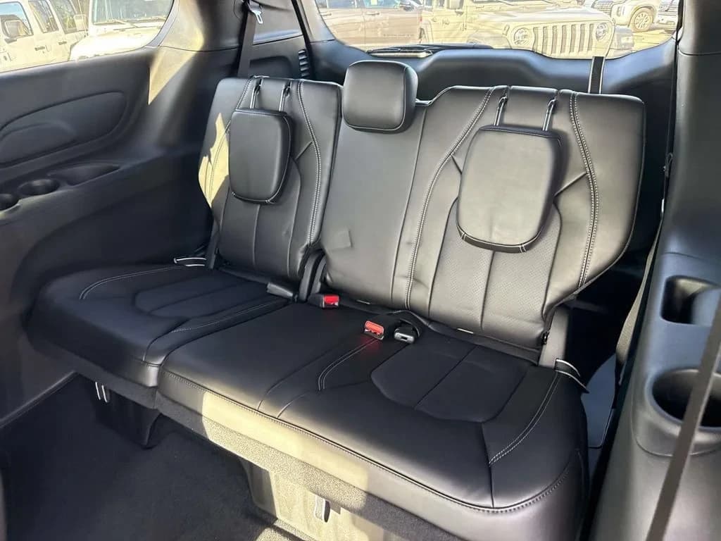 Chrysler Pacifica Select FWD 2026 — side view