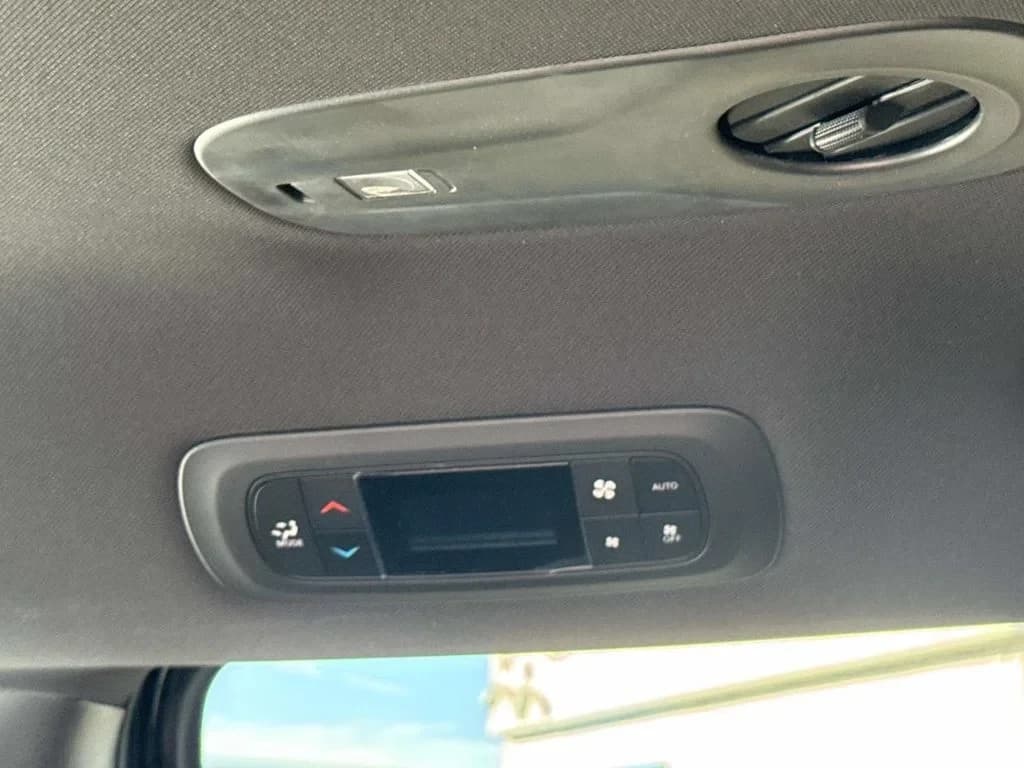 Chrysler Pacifica Select FWD 2026 — side view