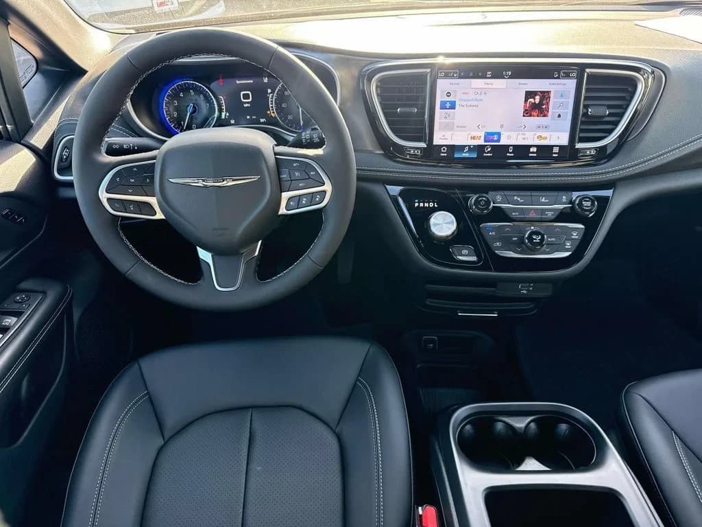 Chrysler Pacifica Select FWD 2026 — side view