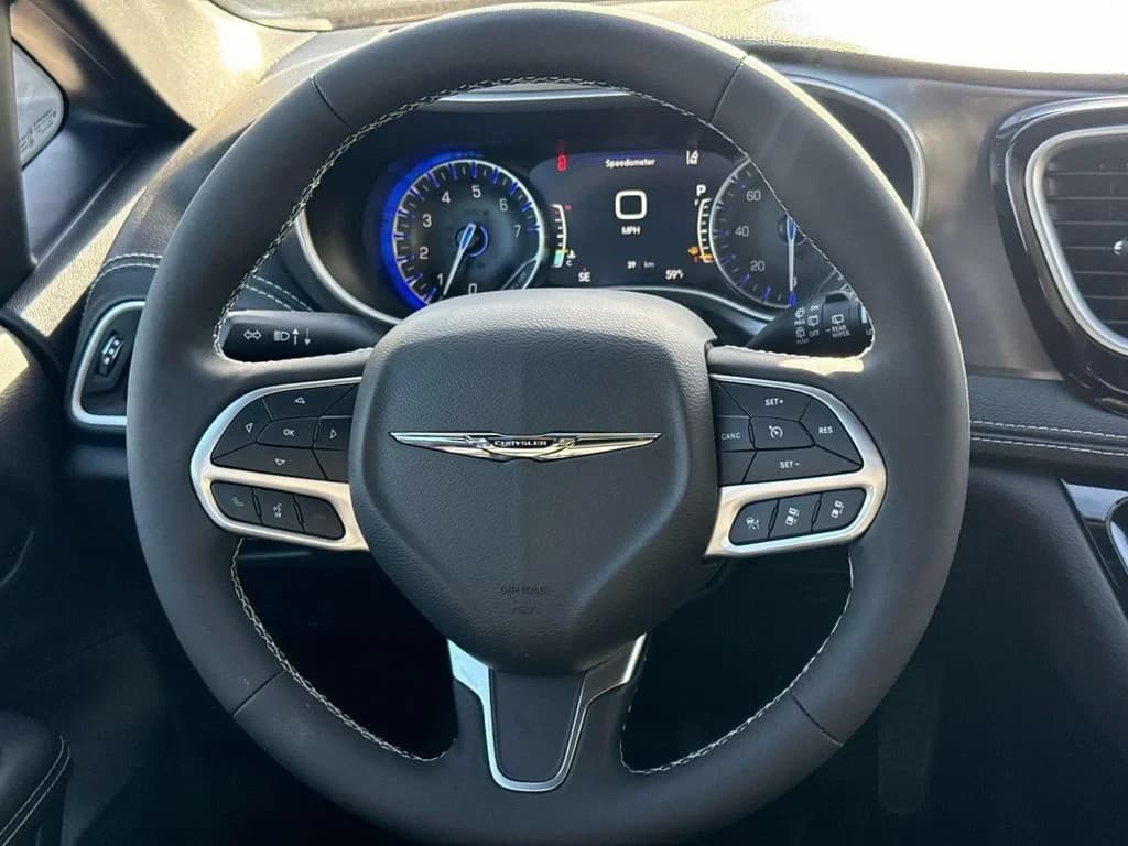 Chrysler Pacifica Select FWD 2026 — side view