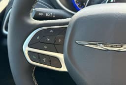 Chrysler Pacifica Select FWD 2026 — side view