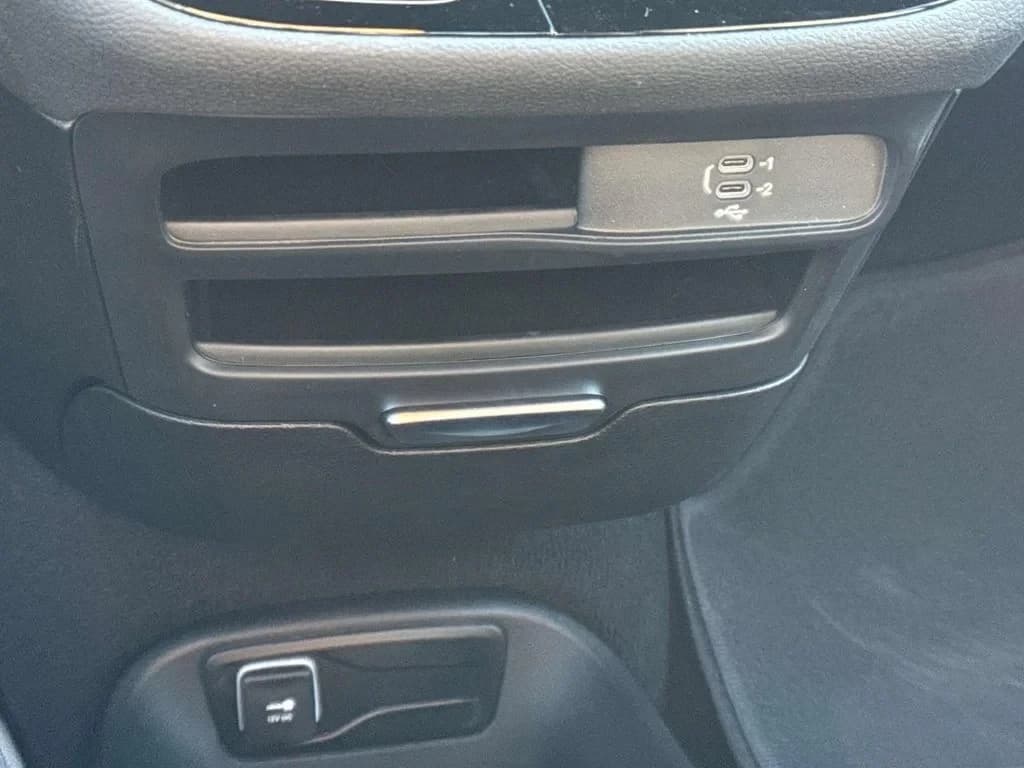 Chrysler Pacifica Select FWD 2026 — side view