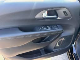 Chrysler Pacifica Select FWD 2026 — side view