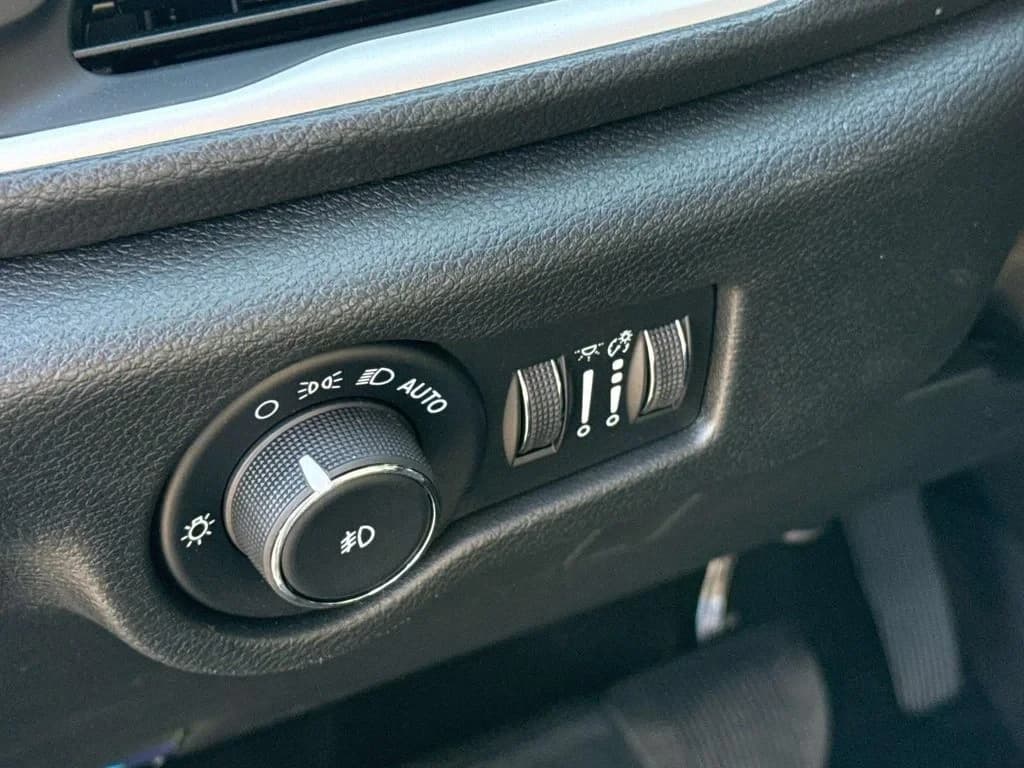 Chrysler Pacifica Select FWD 2026 — side view