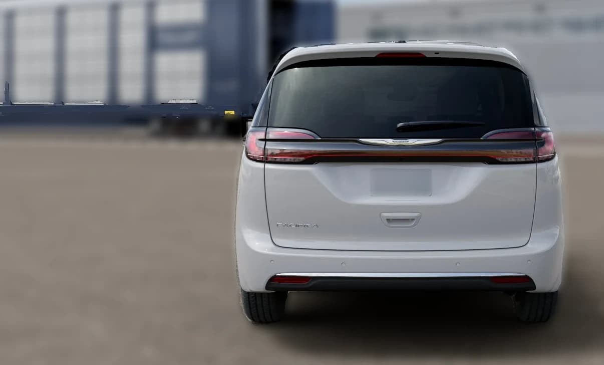 Chrysler Pacifica Select FWD 2026 — side view