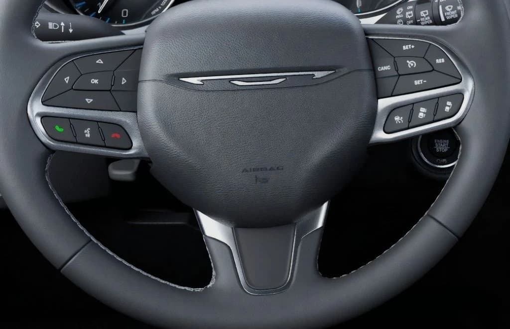 Chrysler Pacifica Select FWD 2027 — side view