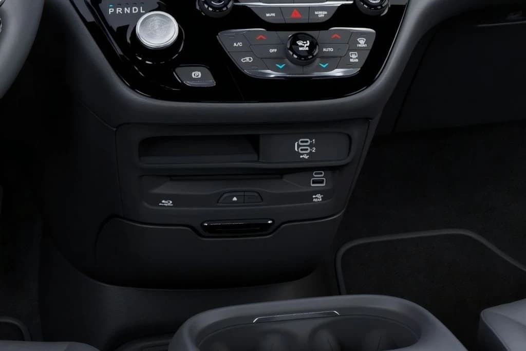 Chrysler Pacifica Select FWD 2027 — side view