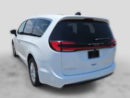 Chrysler Pacifica Select FWD 2027 — side view