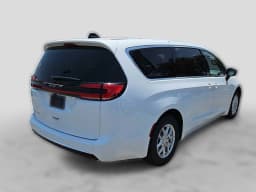 Chrysler Pacifica Select FWD 2027 — side view