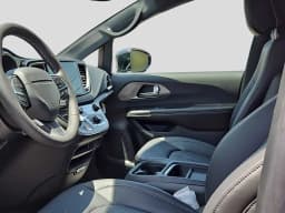 Chrysler Pacifica Select FWD 2027 — side view