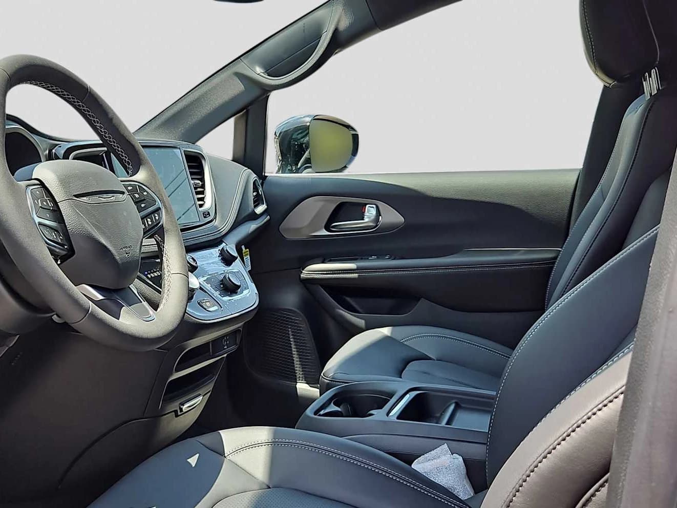 Chrysler Pacifica Select FWD 2027 — side view