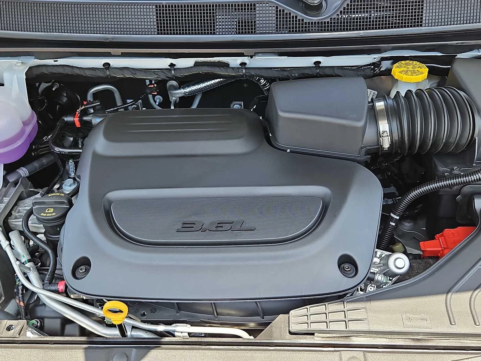 Chrysler Pacifica Select FWD 2027 — side view