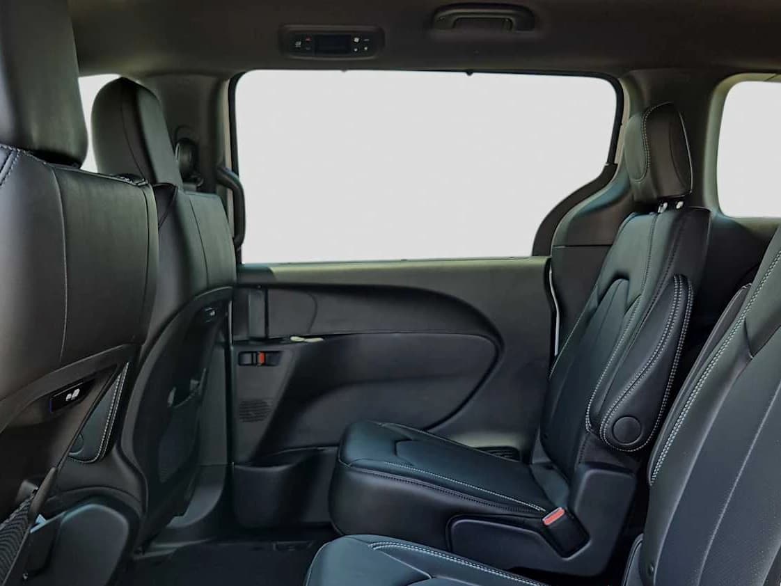 Chrysler Pacifica Select FWD 2027 — side view