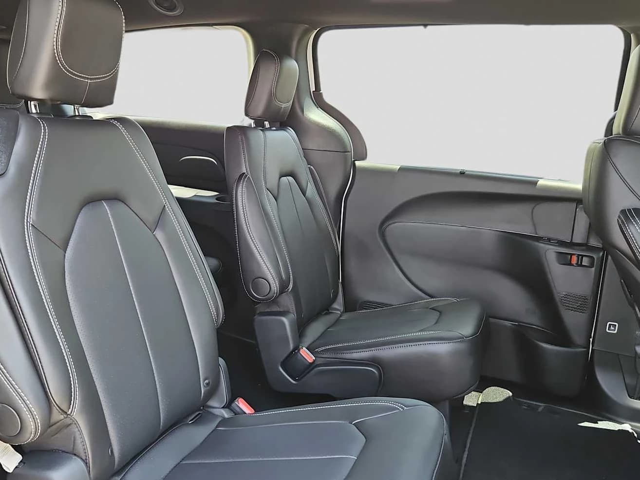 Chrysler Pacifica Select FWD 2027 — side view