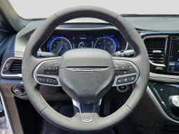 Chrysler Pacifica Select FWD 2027 — side view