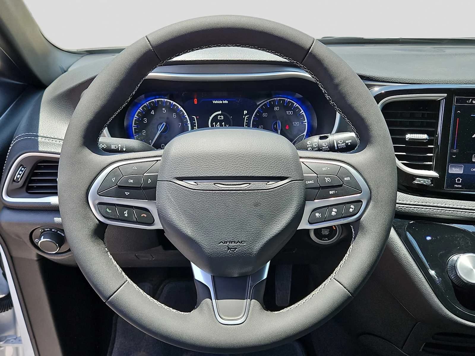 Chrysler Pacifica Select FWD 2027 — side view