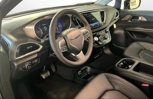 Chrysler Pacifica Select FWD 2026 — side view