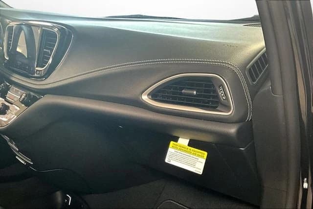 Chrysler Pacifica Select FWD 2026 — side view