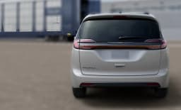 Chrysler Pacifica Select FWD 2026 — side view