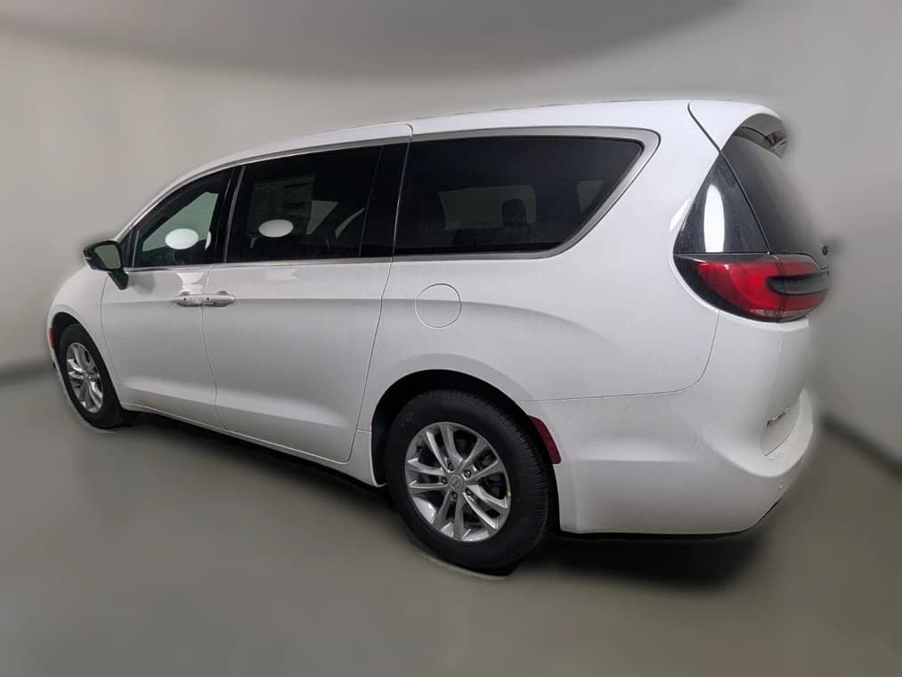 Chrysler Pacifica Select FWD 2026 — side view