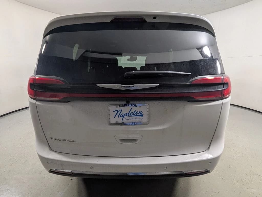 Chrysler Pacifica Select FWD 2026 — side view