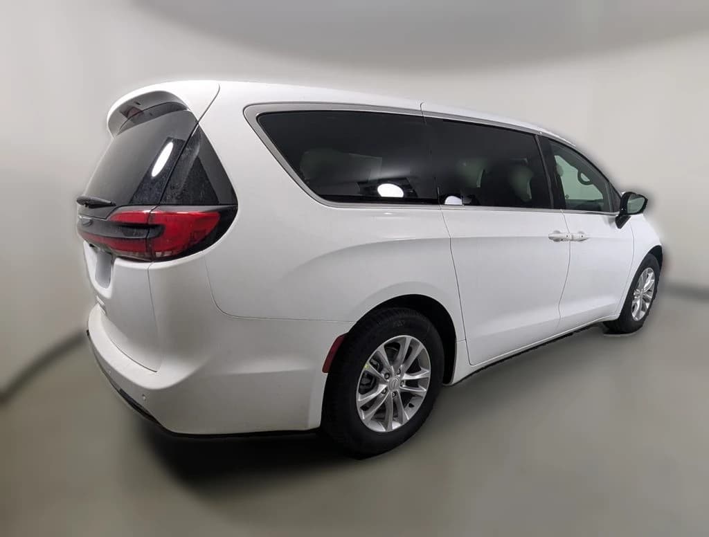 Chrysler Pacifica Select FWD 2026 — side view