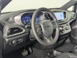 Chrysler Pacifica Select FWD 2026 — side view
