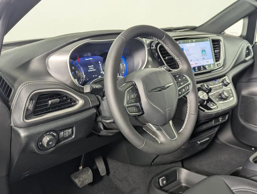 Chrysler Pacifica Select FWD 2026 — side view