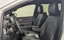 Chrysler Pacifica Select FWD 2026 — side view