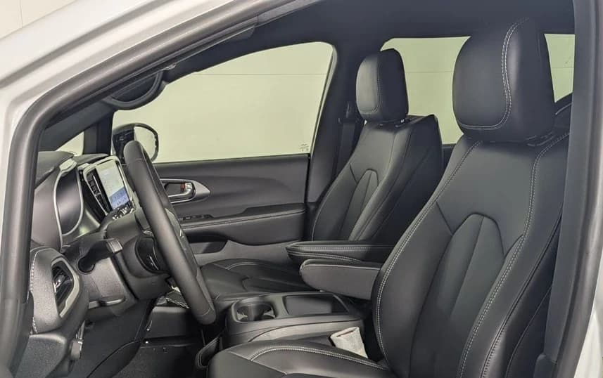 Chrysler Pacifica Select FWD 2026 — side view