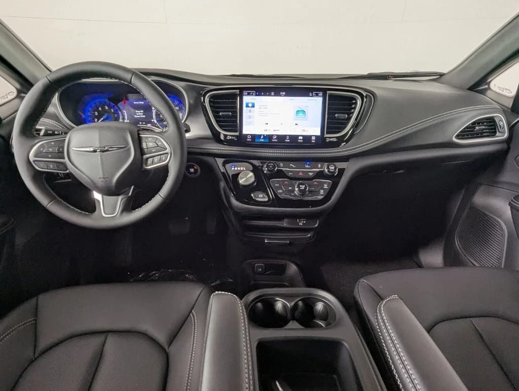 Chrysler Pacifica Select FWD 2026 — side view