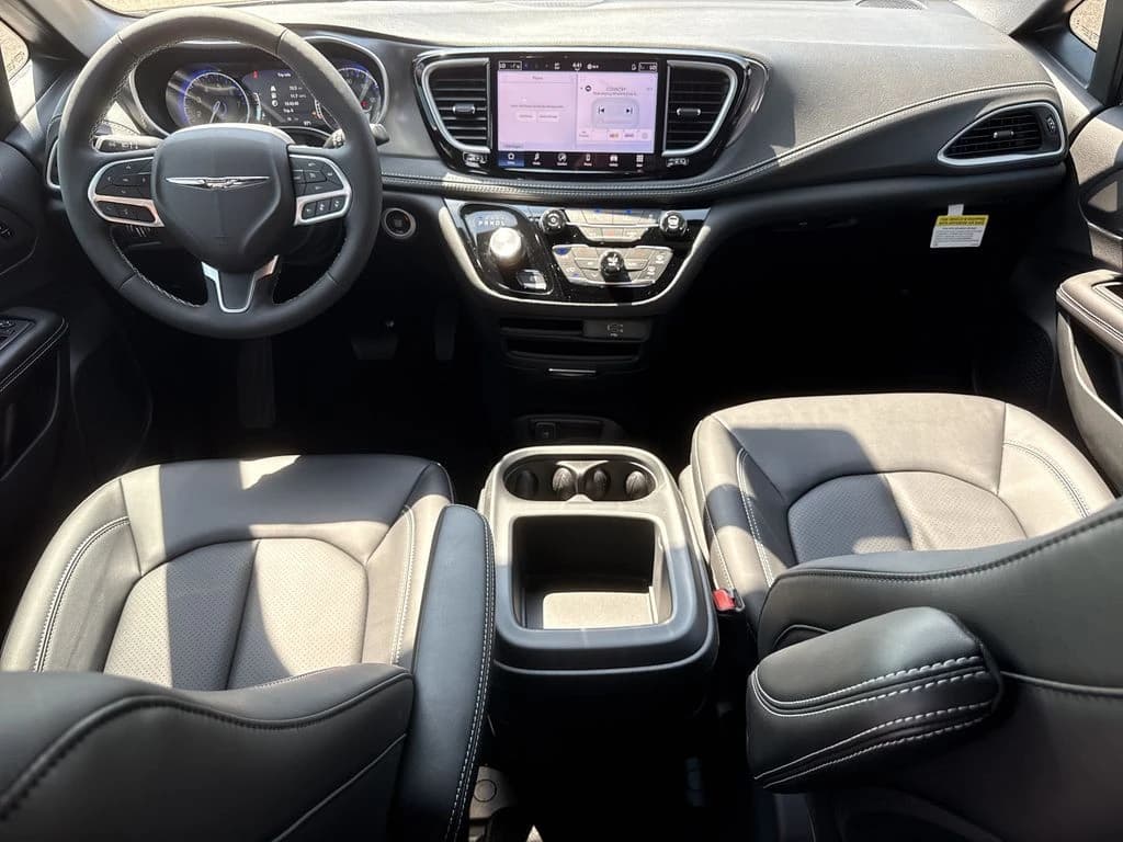 Chrysler Pacifica Select FWD 2026 — side view