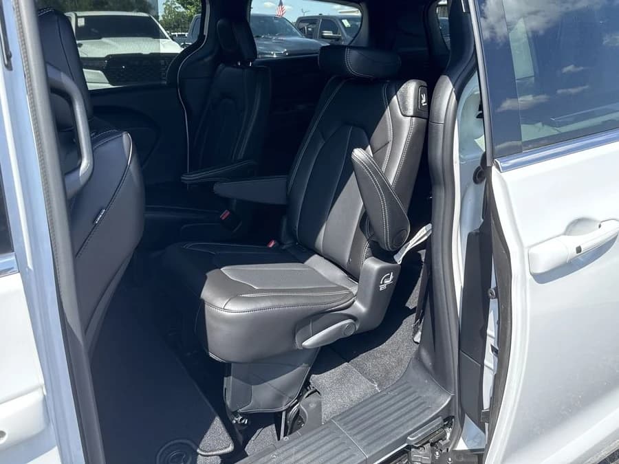 Chrysler Pacifica Select FWD 2026 — side view