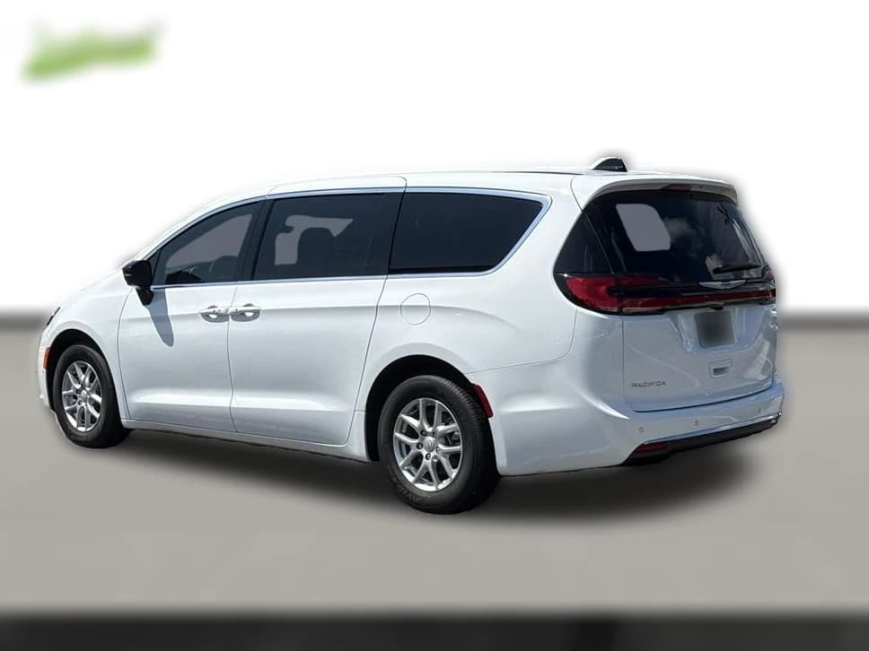 Chrysler Pacifica Select FWD 2026 — side view