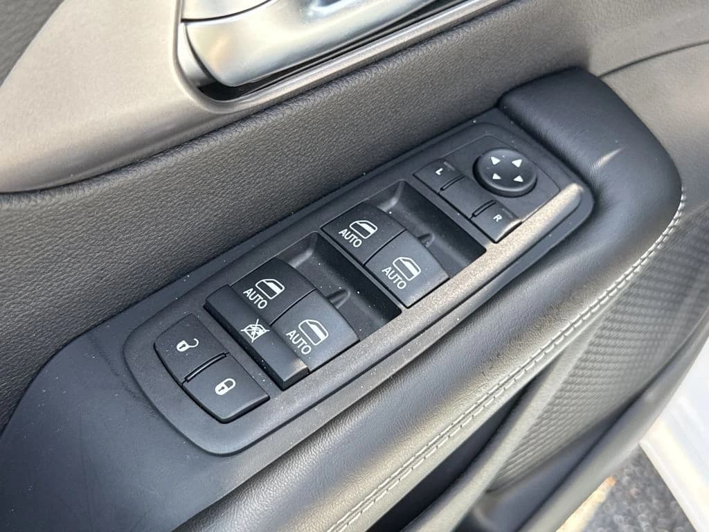 Chrysler Pacifica Select FWD 2026 — side view