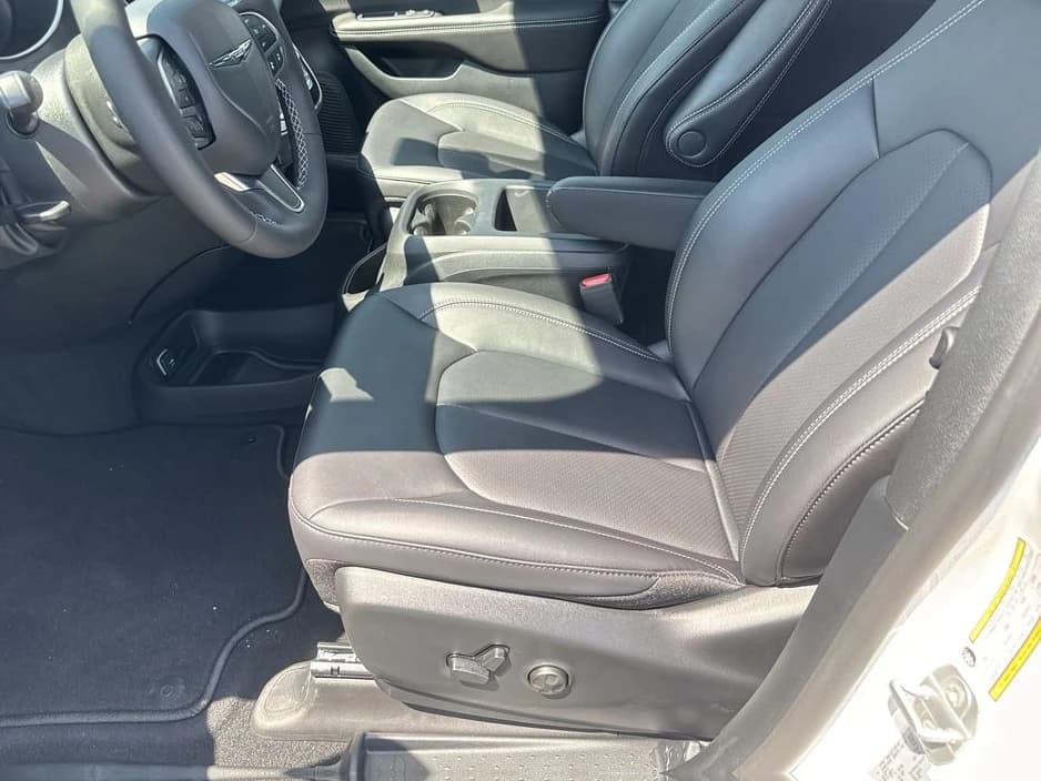Chrysler Pacifica Select FWD 2026 — side view