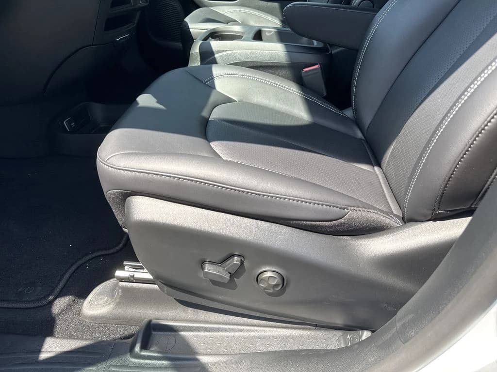 Chrysler Pacifica Select FWD 2026 — side view