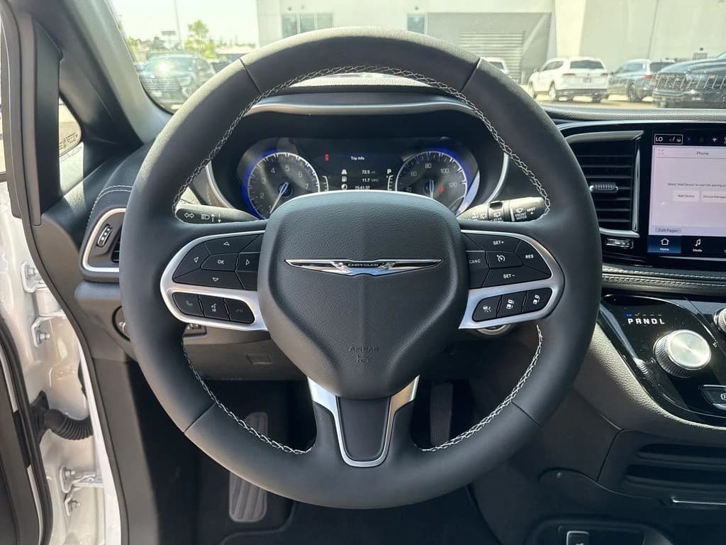 Chrysler Pacifica Select FWD 2026 — side view