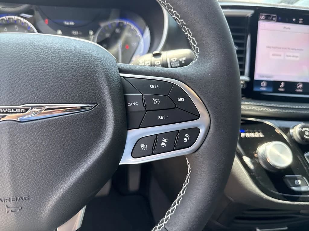 Chrysler Pacifica Select FWD 2026 — side view