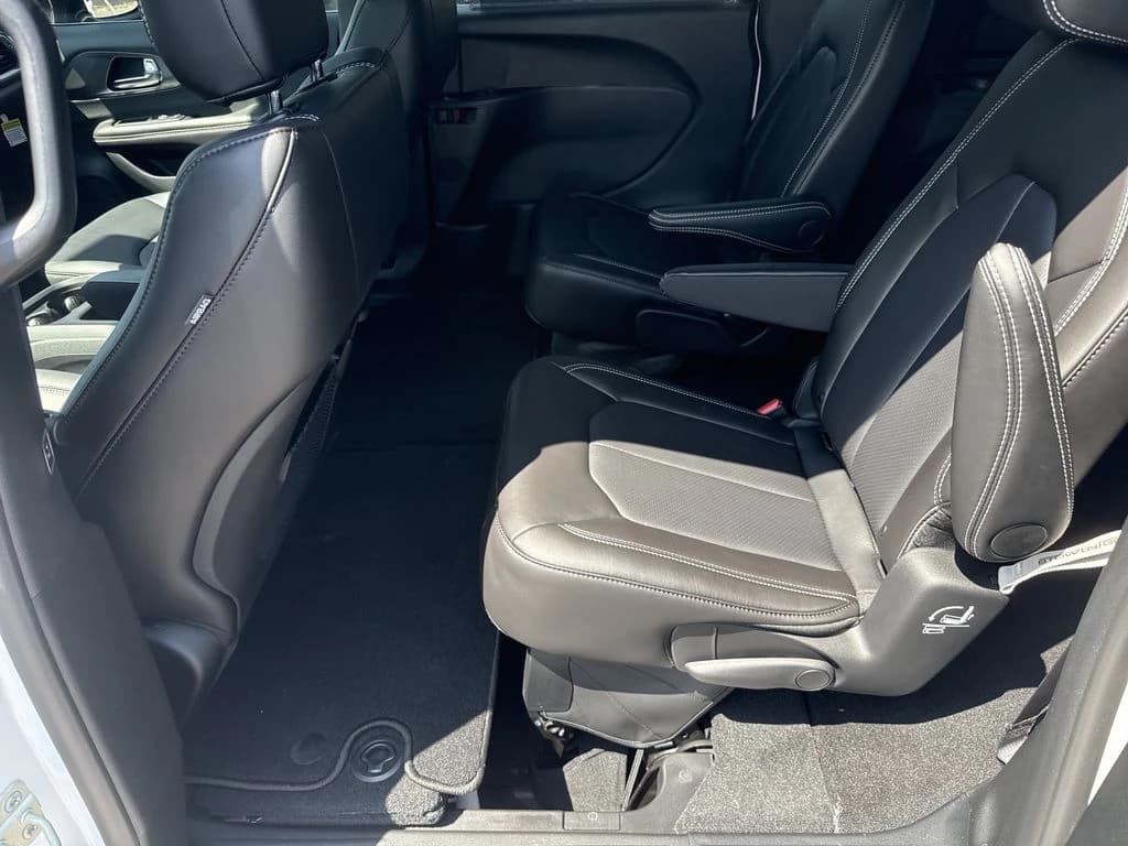 Chrysler Pacifica Select FWD 2026 — side view
