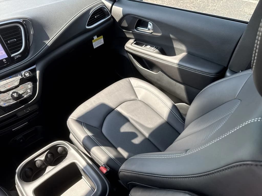 Chrysler Pacifica Select FWD 2026 — side view
