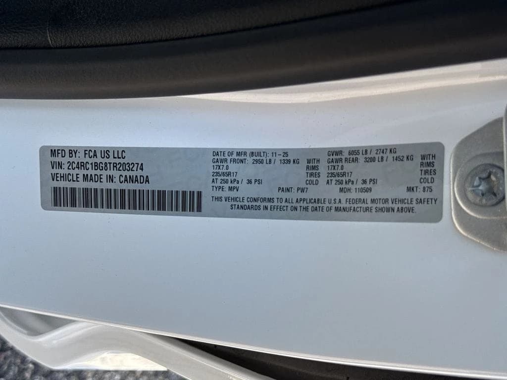 Chrysler Pacifica Select FWD 2026 — side view