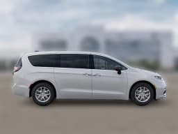 Chrysler Pacifica Select FWD 2026 — side view