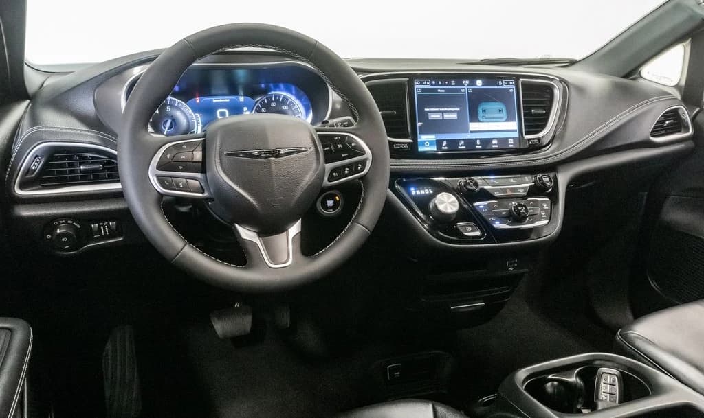 Chrysler Pacifica Select FWD 2026 — side view