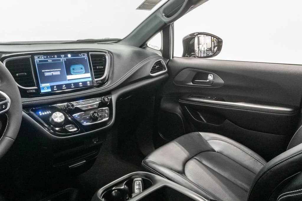 Chrysler Pacifica Select FWD 2026 — side view