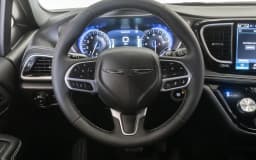 Chrysler Pacifica Select FWD 2026 — side view