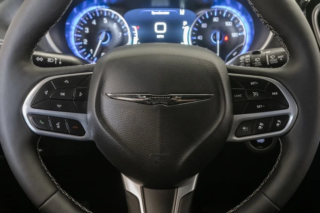 Chrysler Pacifica Select FWD 2026 — side view