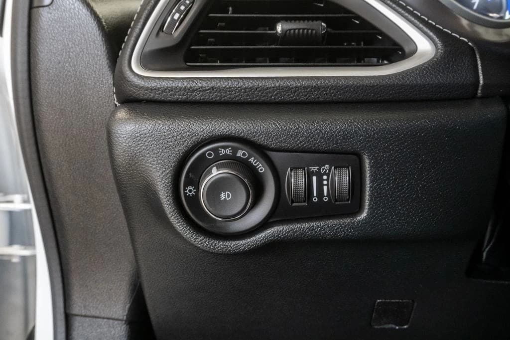 Chrysler Pacifica Select FWD 2026 — side view