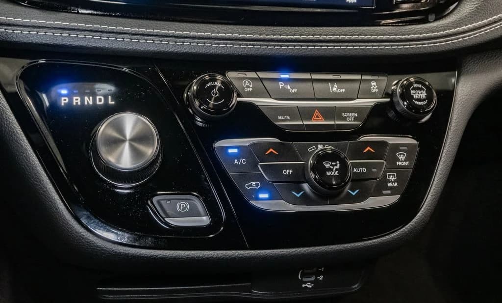 Chrysler Pacifica Select FWD 2026 — side view