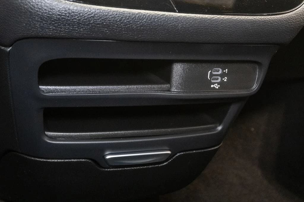 Chrysler Pacifica Select FWD 2026 — side view